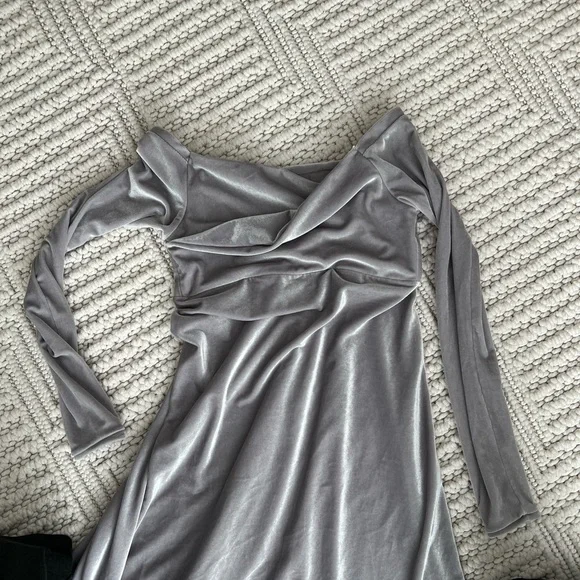 Elegant Gray Velvet Women's Photoshoot Dress - Picture 5 of 16